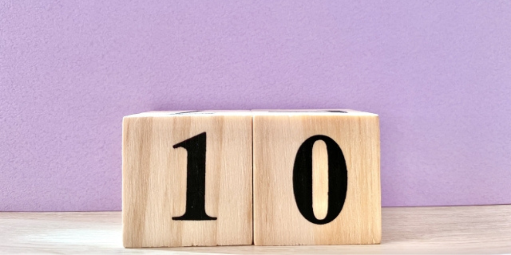 木製ブロックに「10」の数字が書かれており、ランキングや項目数を表現