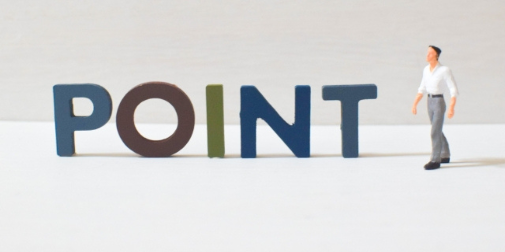 「POINT」の文字の横に、白シャツの男性フィギュアが立っているシンプルな構図。