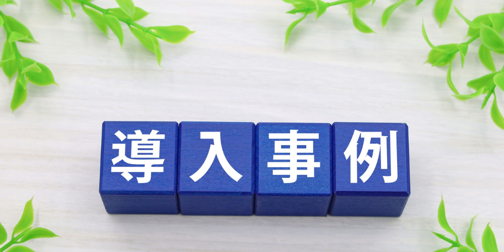 「木製ブロックで『MERIT』と並べられた文字と赤いマルの札、利点や推奨ポイントを示す明るいイメージ」