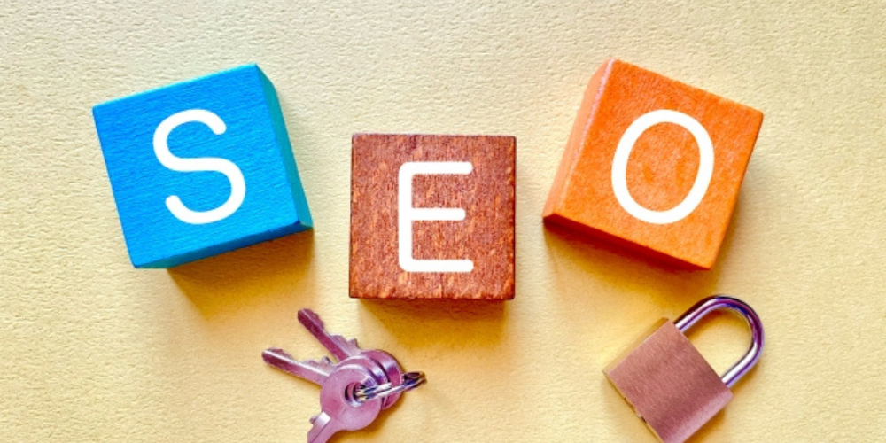 青・赤・オレンジのブロックに「SEO」と書かれ、下に鍵と南京錠が置かれている