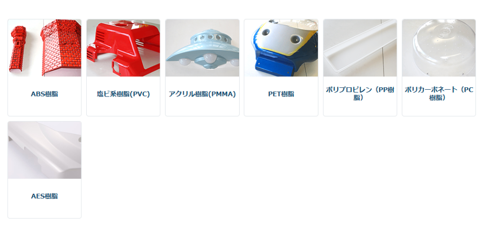 「吹き出しに『クチコミ』と書かれたカードが2つのクリップで立てられた、レビュー紹介を示すイメージ」