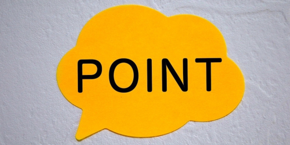 黄色の吹き出し型ボードに「POINT」と書かれ、注目ポイントを表すデザイン