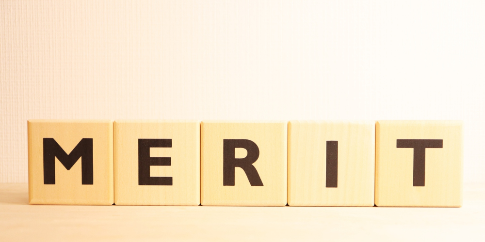 木製ブロックで構成された「MERIT」の文字画像