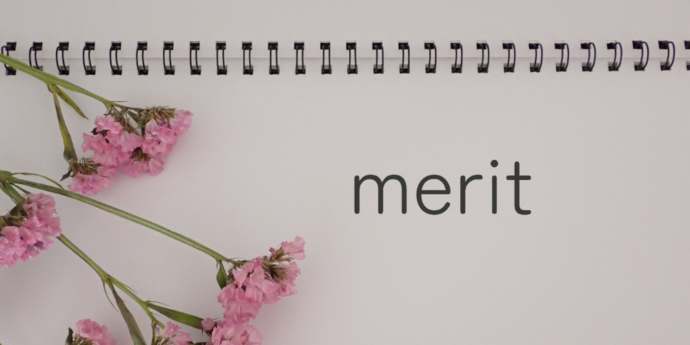 ノートに英字で「merit」と書かれた画像