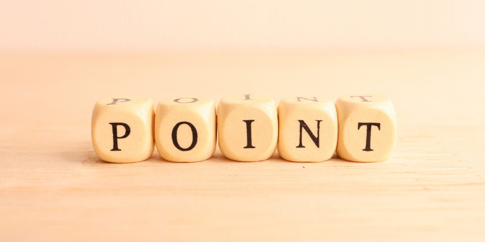 木のテーブルに置かれた「POINT」と書かれたブロック