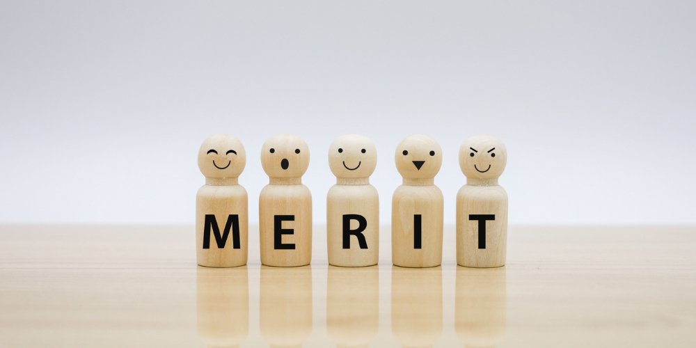 「木製ブロックに『DEMERIT』の文字が並ぶ、注意点や短所を示すイメージ」