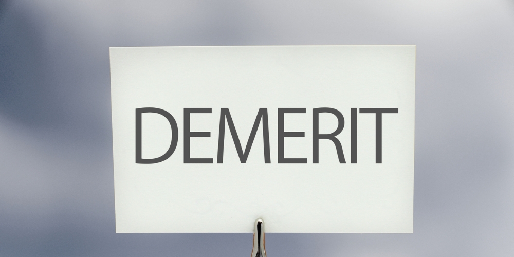 白い紙に書かれた「DEMERIT」の文字