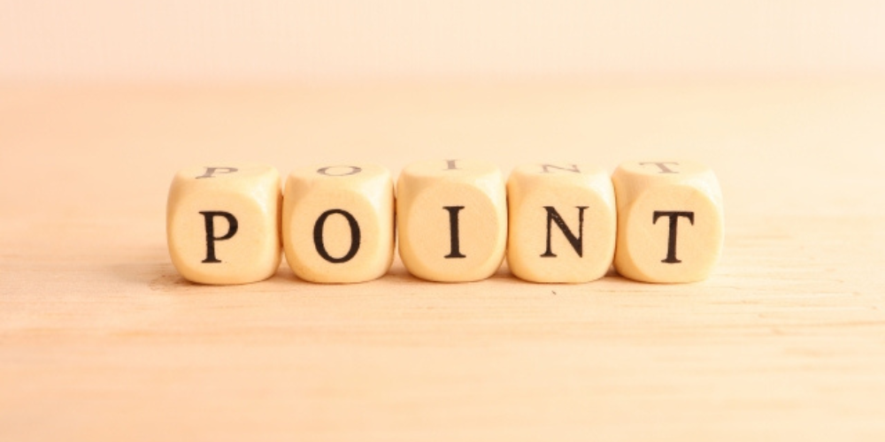 木のサイコロに「POINT」の文字が並んでいるシンプルなイメージ