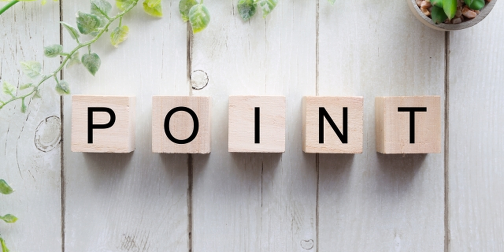 「木のブロックに『POINT』と並べられた文字、ナチュラルな雰囲気で重要なポイントを伝えるイメージ」