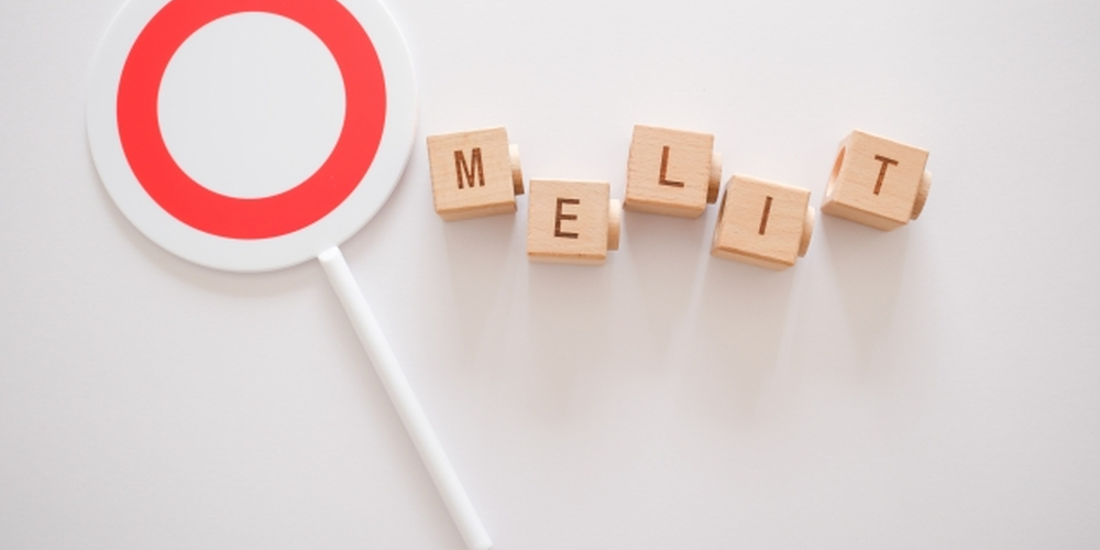 「木製ブロックで『MERIT』と並べられた文字と赤いマルの札、利点や推奨ポイントを示す明るいイメージ」