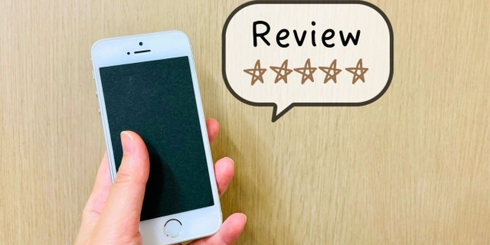 「スマートフォンと『Review』と書かれた吹き出し、星5つの高評価を示すレビューのイメージ」