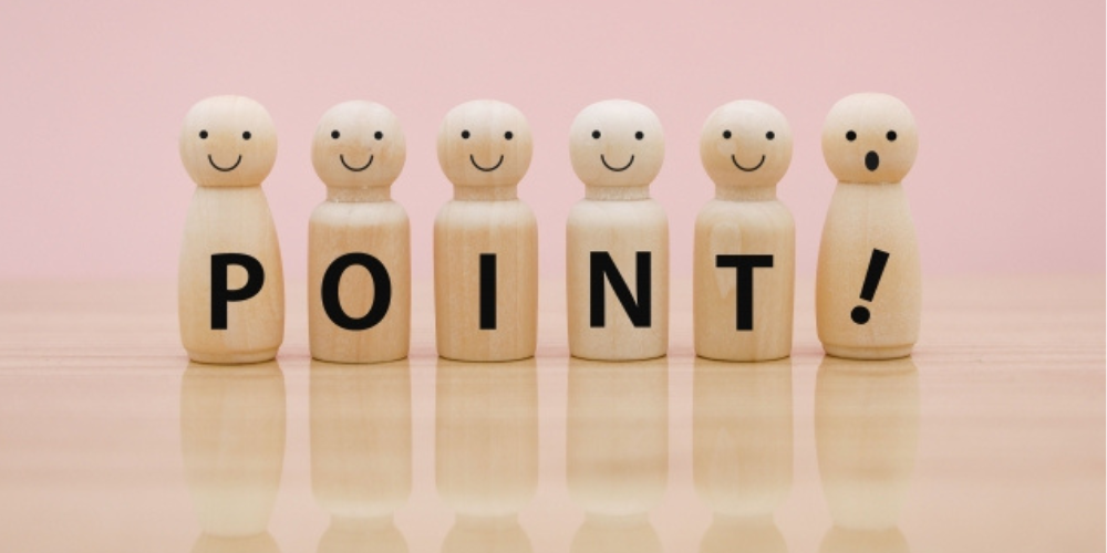 「POINT!」の文字が描かれた木製のピン型人形が6体並んでいる可愛らしい構図。
