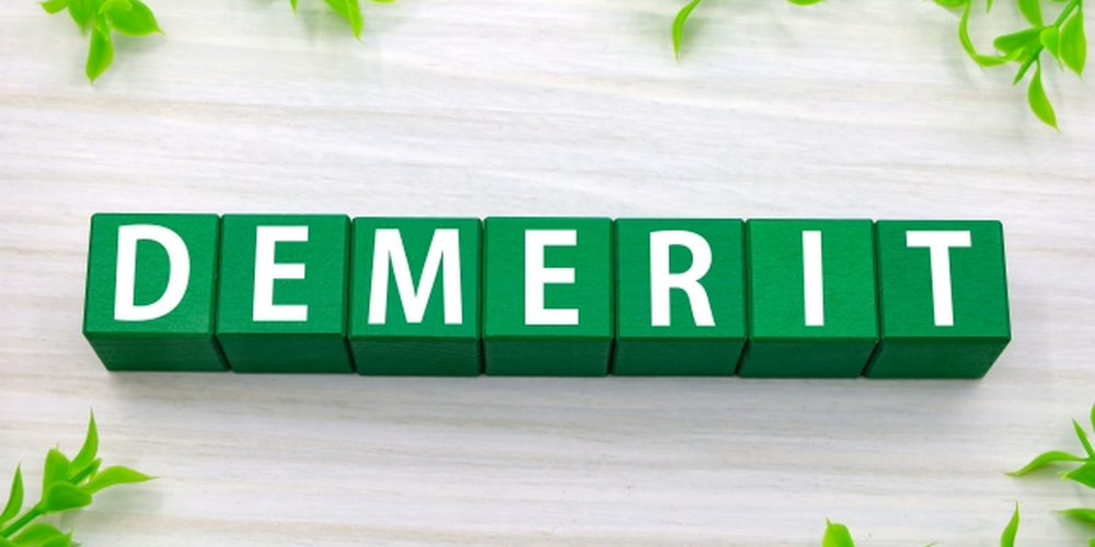 「白い背景に緑のブロックで『DEMERIT』と並べられた文字、デメリットや注意点を示すイメージ」