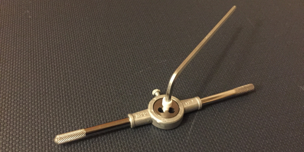 ネジ山を切るためのタップダイス工具の写真