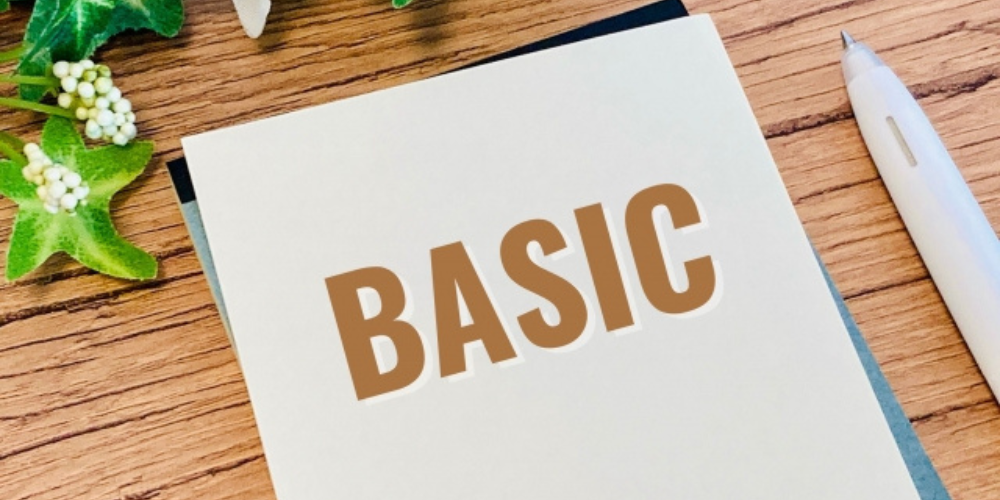 ノートに「BASIC」と書かれた紙が置かれたデスクの上の風景