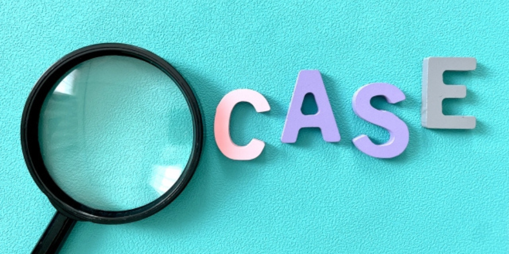 拡大鏡と「CASE」の文字が並んだデザイン