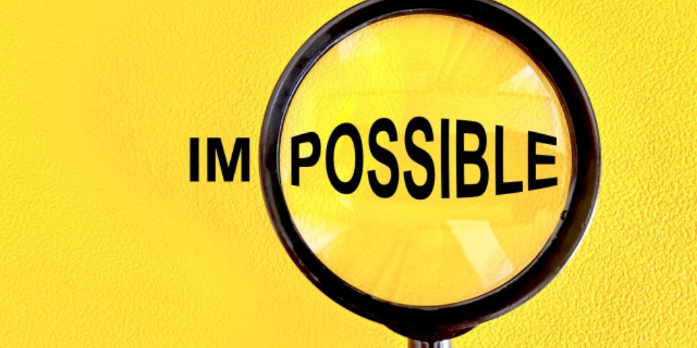 拡大鏡越しに「POSSIBLE」の文字が強調された「IMPOSSIBLE」の視覚表現
