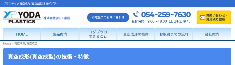 手に持った「SEO」のカードとノートパソコンのキーボード