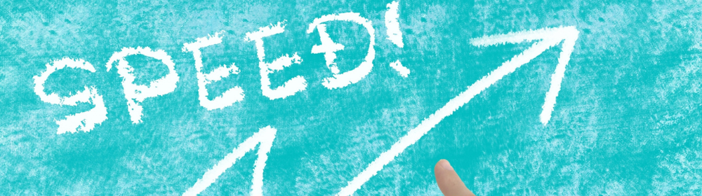 青い背景に白い矢印と「SPEED!」の文字、右手が上昇を指す様子