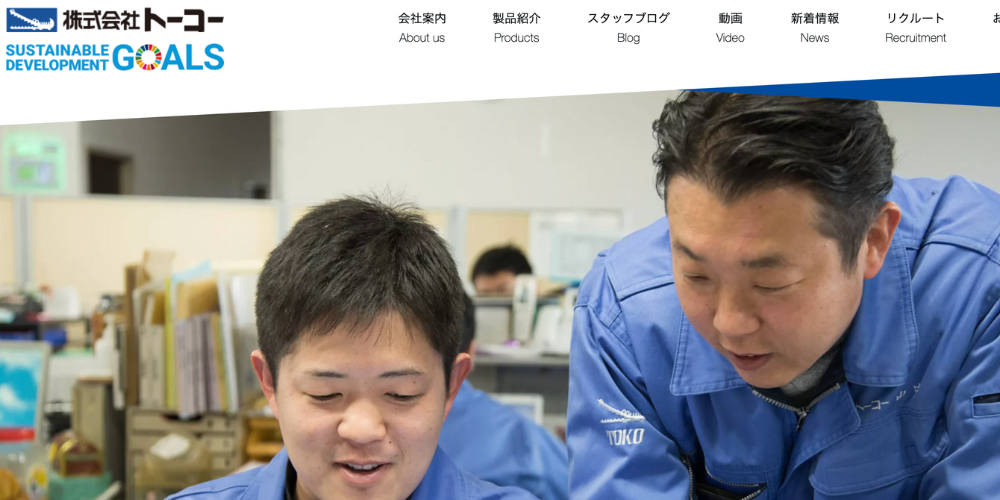 株式会社トーコーの社員が真剣に作業する様子
