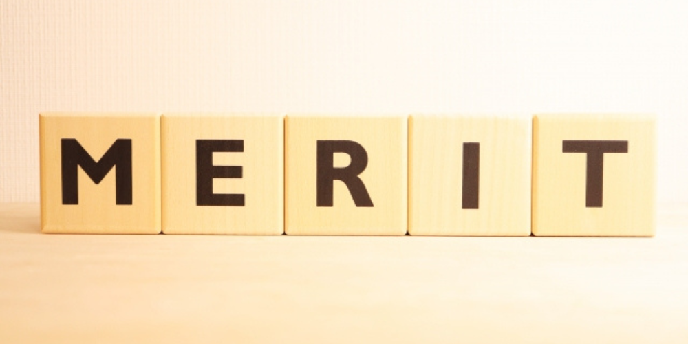 「MERIT」と書かれたブロックが横に並ぶシンプルで明るい背景のイメージ