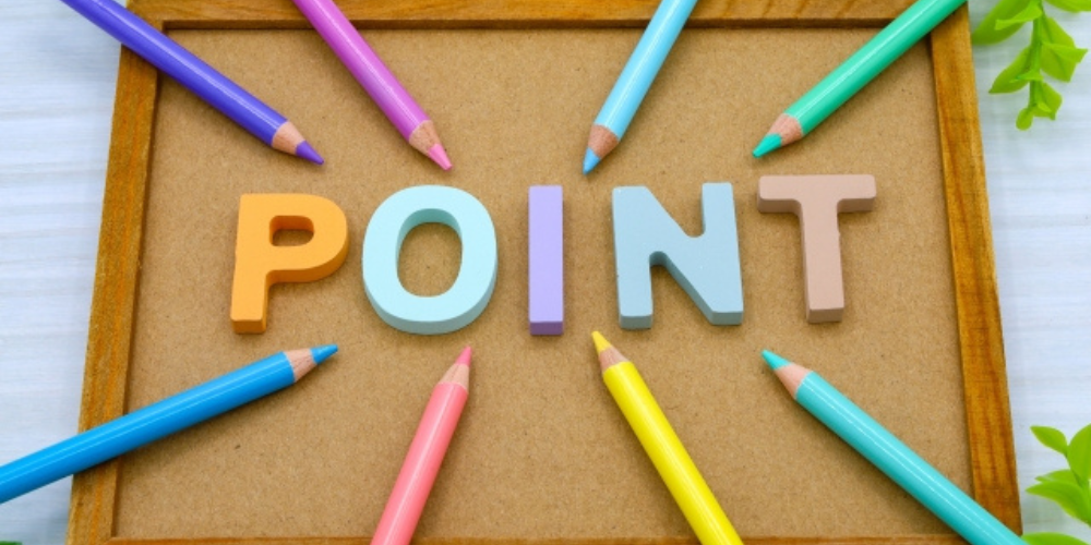 木枠のボード上に「POINT」の文字が並び、周囲を色鉛筆で放射状に囲んだ構成