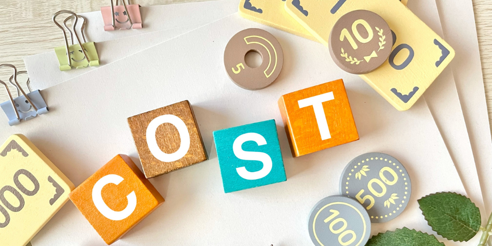 COSTのブロックと電卓、小銭が並んだコスト関連のイメージ