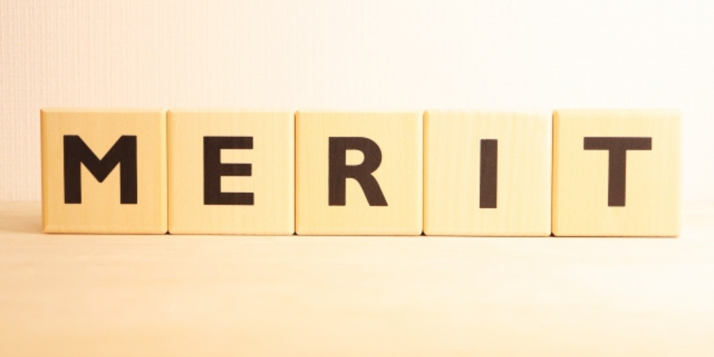 薄ベージュの背景上に「MERIT」と書かれたブロックが一直線に並べられたイメージ