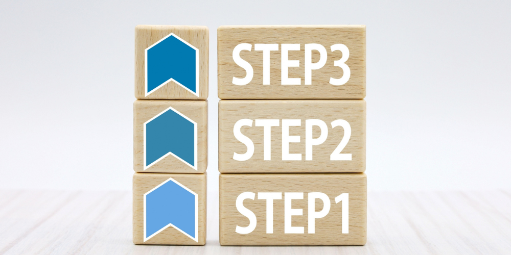 木製ブロックに書かれたSTEP1・STEP2・STEP3が積み上げられている様子