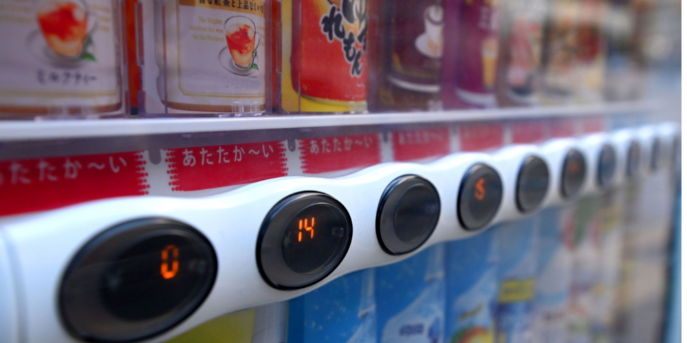 「CHECK LIST」と書かれた紙とチェックマーク、キーボードや文具が並んだ作業シーンのイメージ