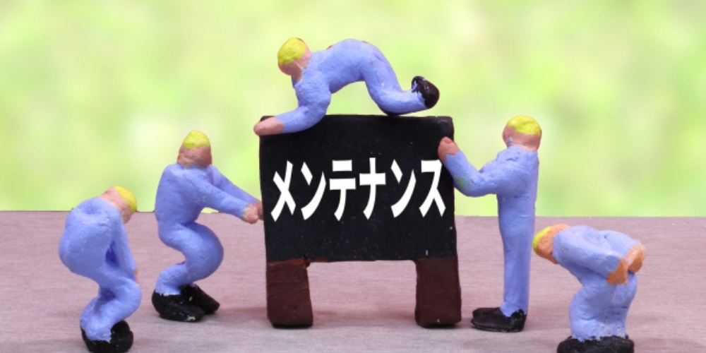 作業員風の人形たちが「メンテナンス」と書かれた黒板を囲んで支える構図のジオラマ風イメージ