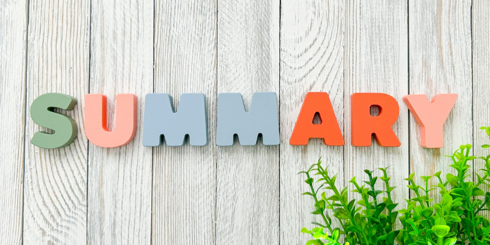 「まとめ」と書かれた積み木と「SUMMARY」の文字が並ぶイメージ