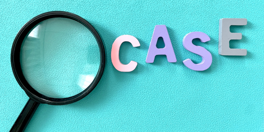 拡大鏡の横に並べられた「CASE」のアルファベットと青い背景