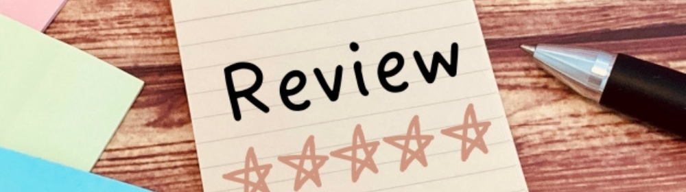 「Review」と書かれたメモに5つ星が描かれ、評価やレビューを表現した構成