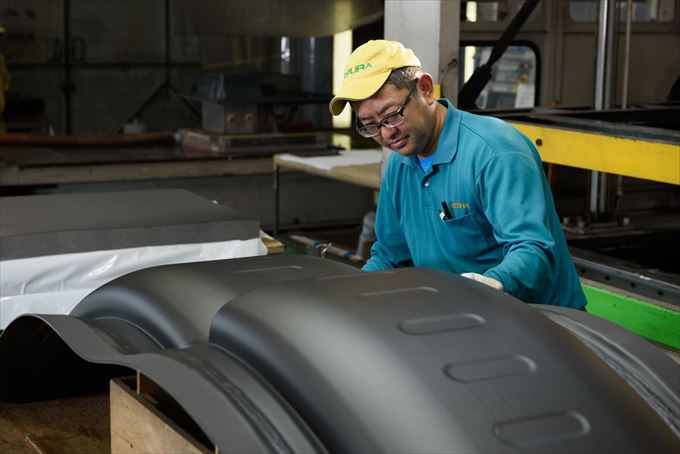 プレス成形と真空成形を組合せた大型成形機による建設機械部品