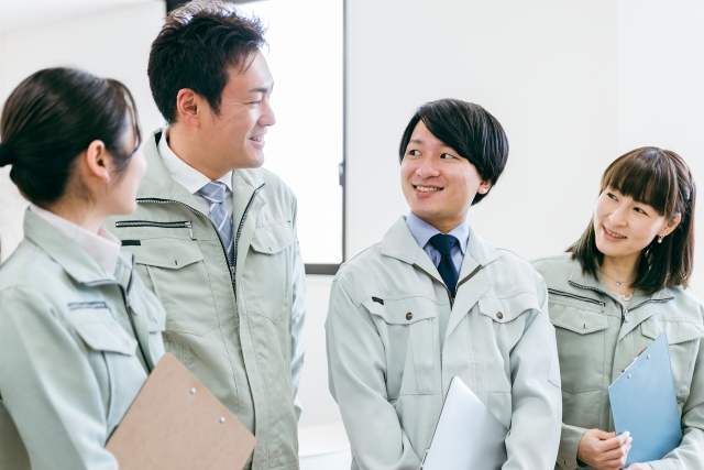 部下を指導する作業員