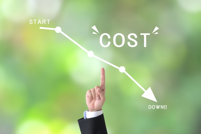 COSTという文字と下がっていく矢印