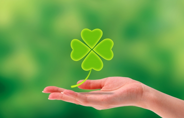 クローバーのマークと手のひら