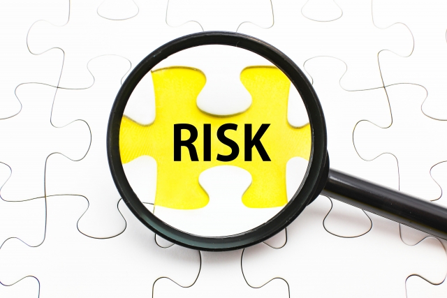 RISKの文字列と虫眼鏡