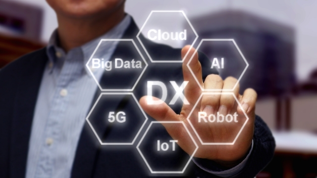 DX、AI、5Gなどの文字列とビジネスマン