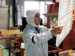 制作したパッケージをチェックする作業員