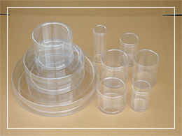 重ねられた円筒ケース