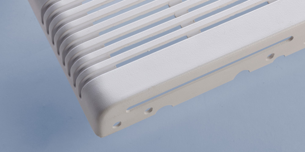 スリット状の吸排気口がある外装カバー