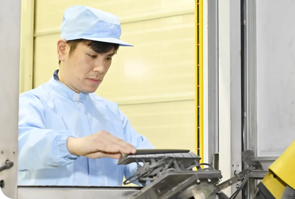 成形作業をしている作業員