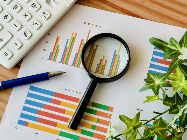 データのイメージ 虫眼鏡とグラフ