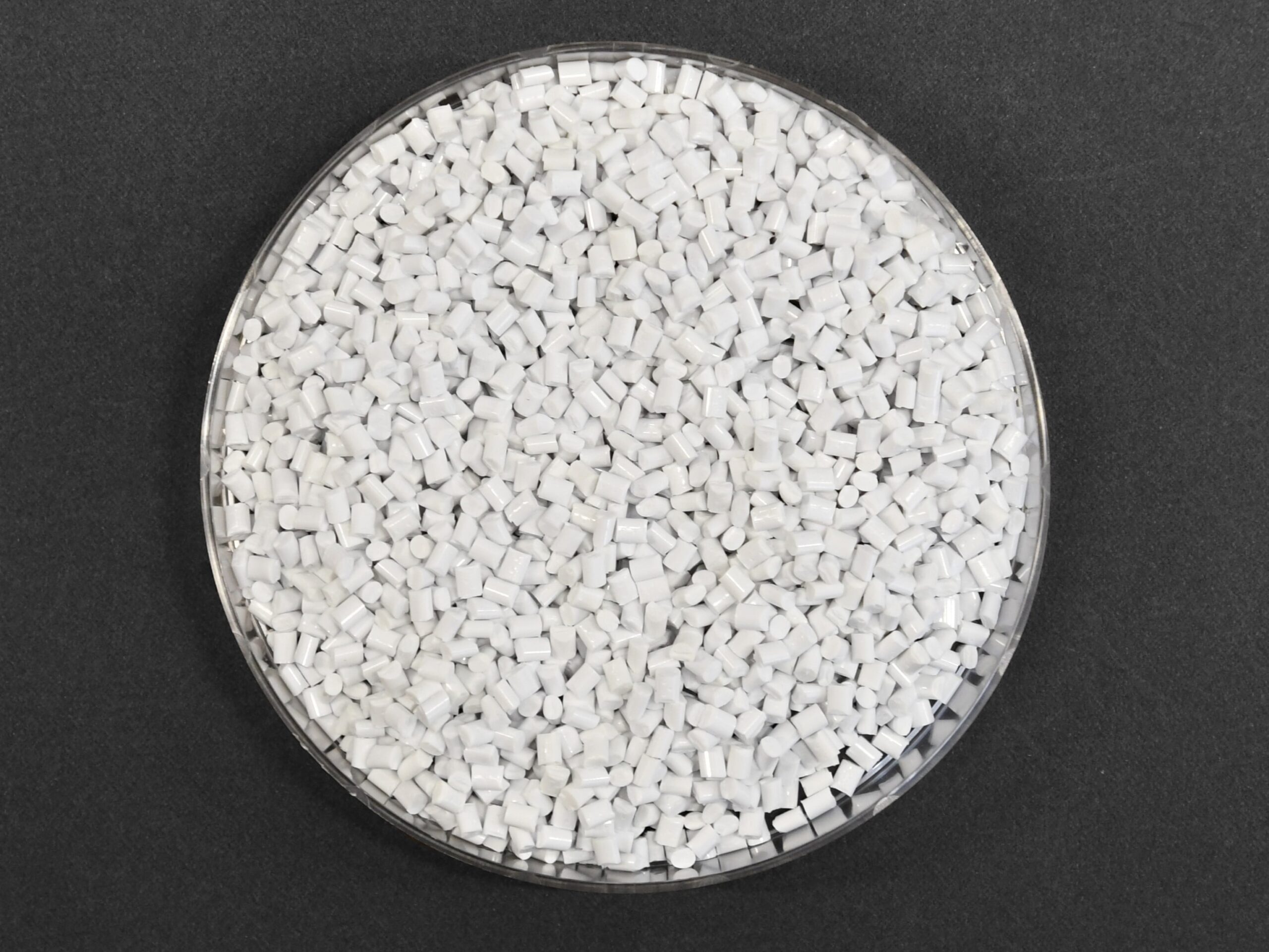 透明な容器に入っているABS樹脂ペレット
