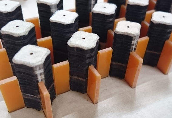 プラスチック製品を囲んでいるベニヤ製のアシストプラグ