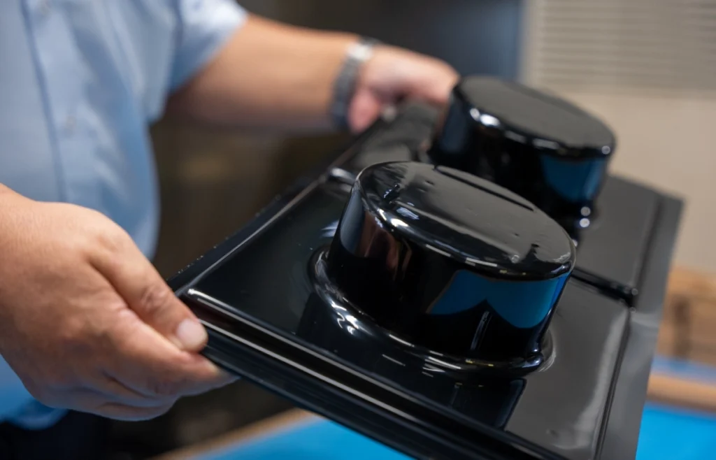 試作品を持つ手