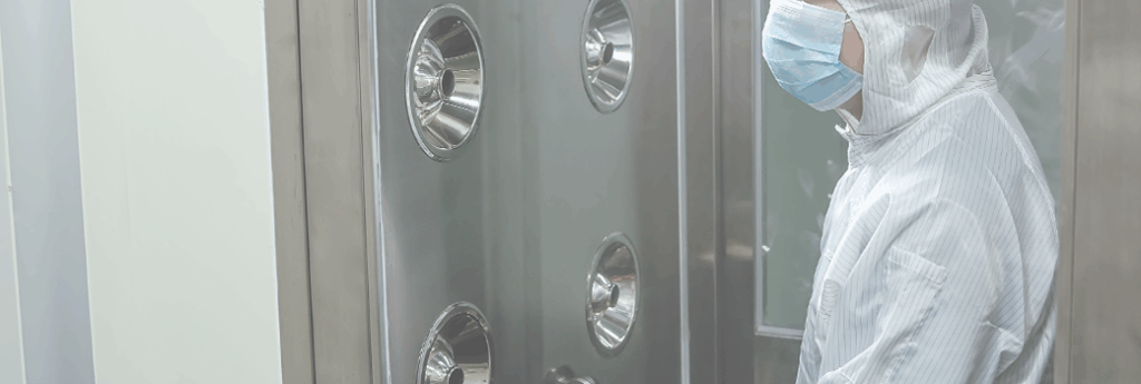 クリーンルームで作業をするスタッフ