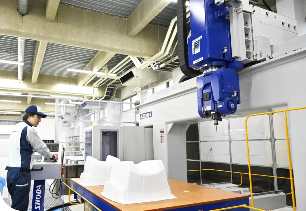 真空成形機で作業をしている男性